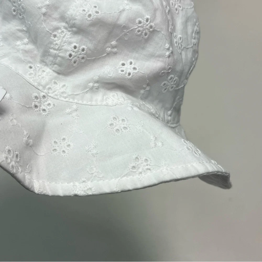 Carter’s Baby White Hat Size 6-12M